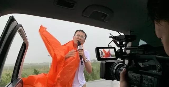 选最胖的记者，看最猛的台风！这些“台风专用记者”火了-2.jpeg