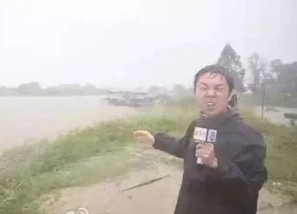 选最胖的记者，看最猛的台风！这些“台风专用记者”火了-7.jpeg