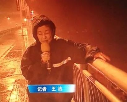 选最胖的记者，看最猛的台风！这些“台风专用记者”火了-10.jpeg