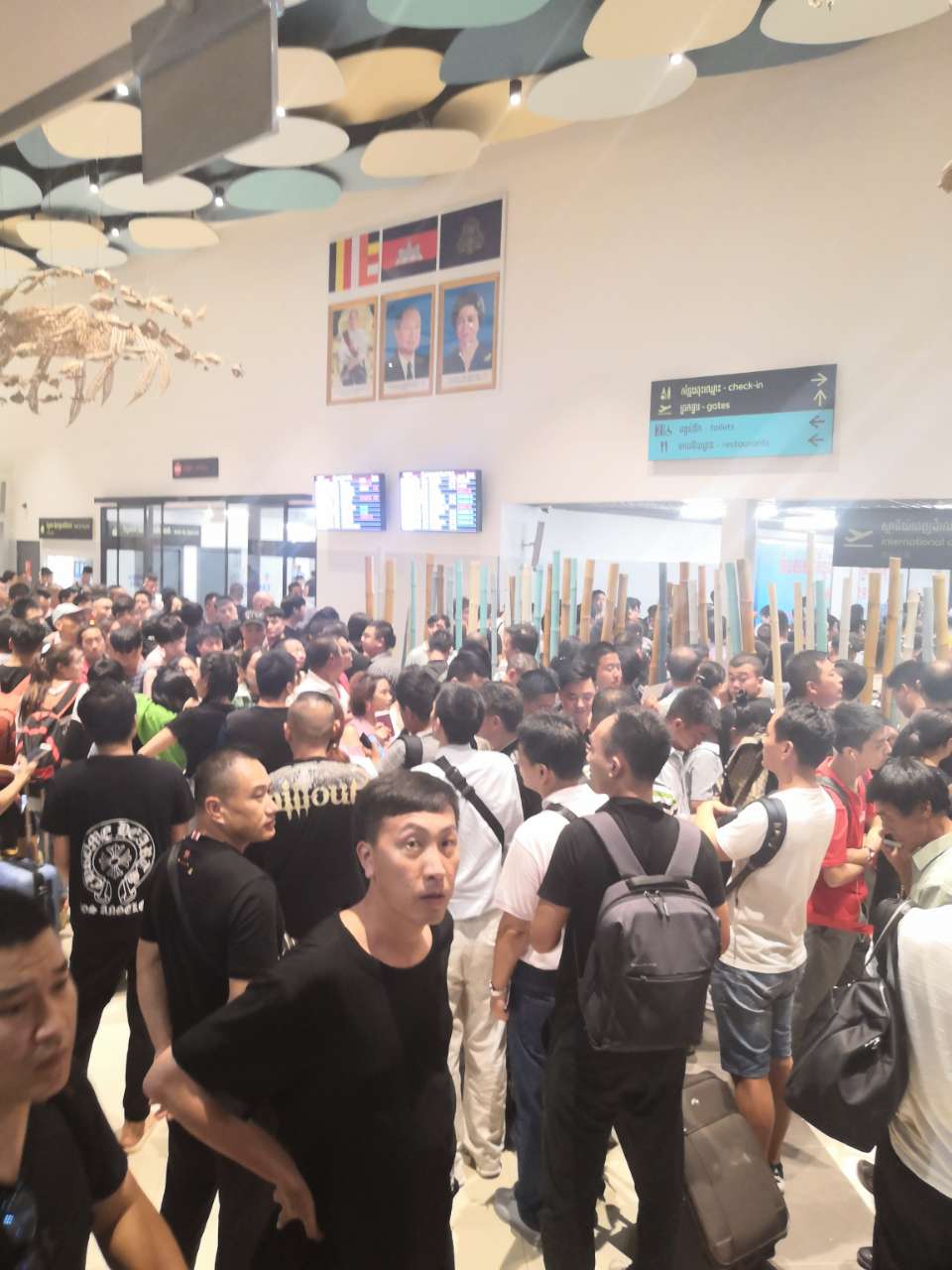 西港机场人潮涌动，有多同胞梦碎西港！又有多少衣锦还乡？-1.jpg