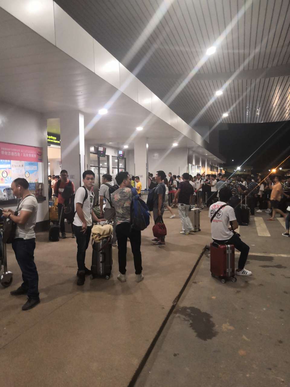 西港机场人潮涌动，有多同胞梦碎西港！又有多少衣锦还乡？-2.jpg