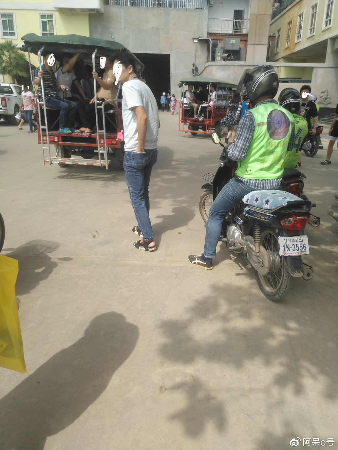 大多都是这种摩的和三轮车，这是进公司前在公司楼下
