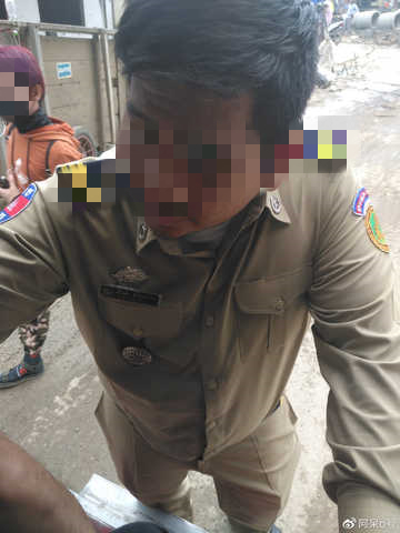边境警察在检查的签证