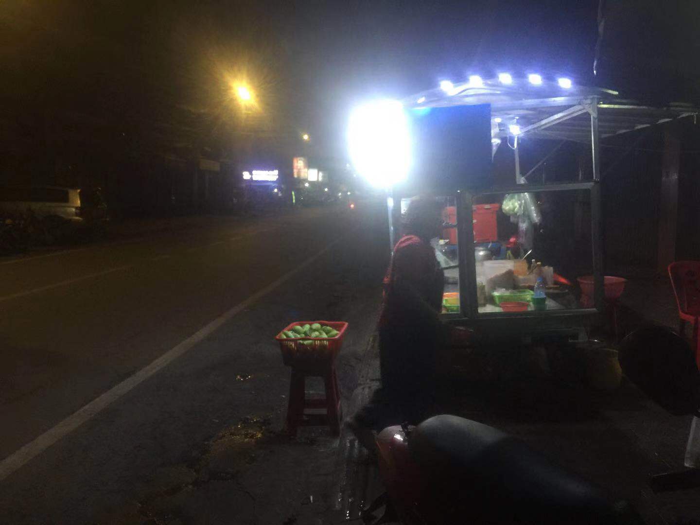 老板一直羞于拍照片，拍几次都没上镜头