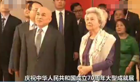 友谊传承，国母向国王讲述往事，直言中国是其第二故乡-1.jpg