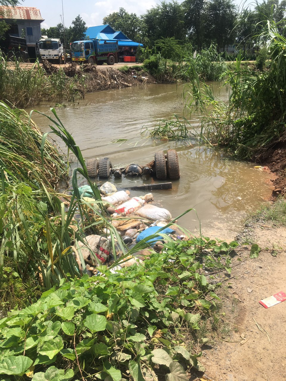 干拉县21号路旁河提大货车侧翻到河里-1.jpg
