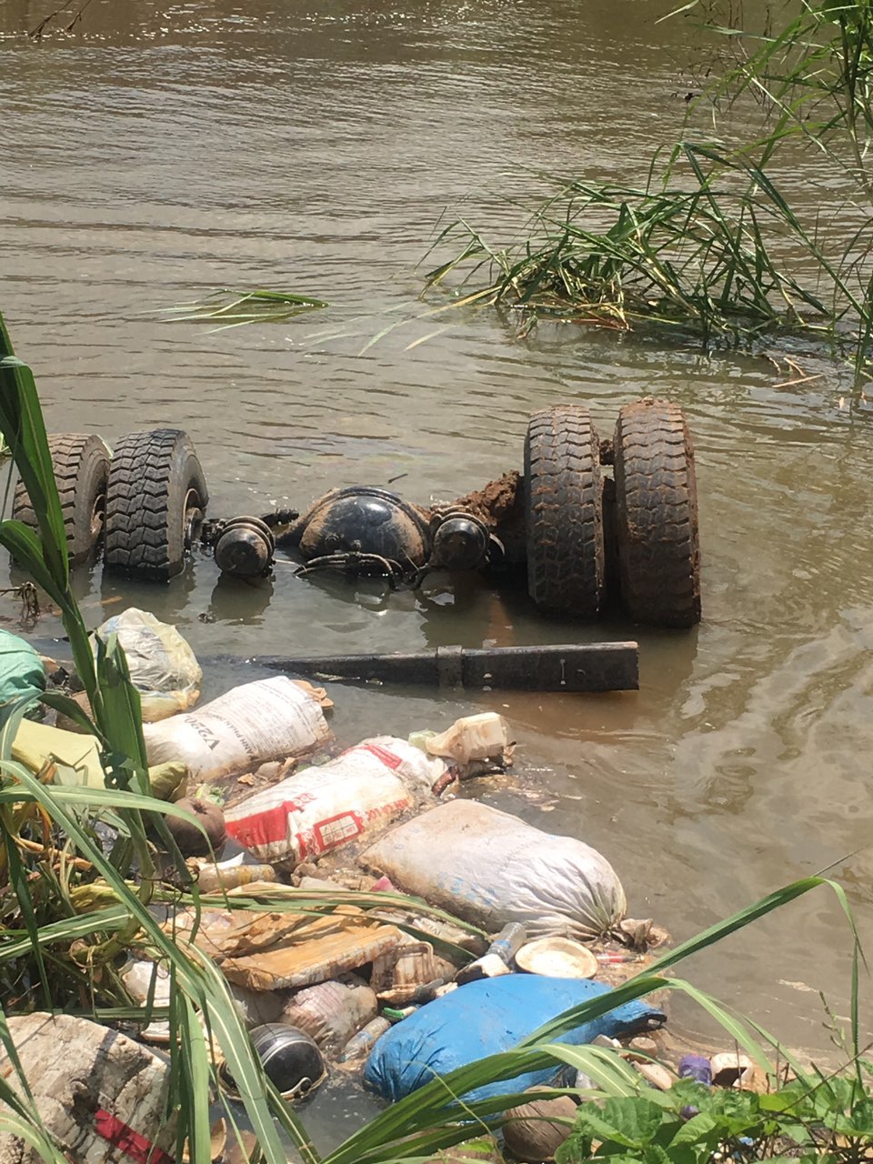 干拉县21号路旁河提大货车侧翻到河里-2.jpg