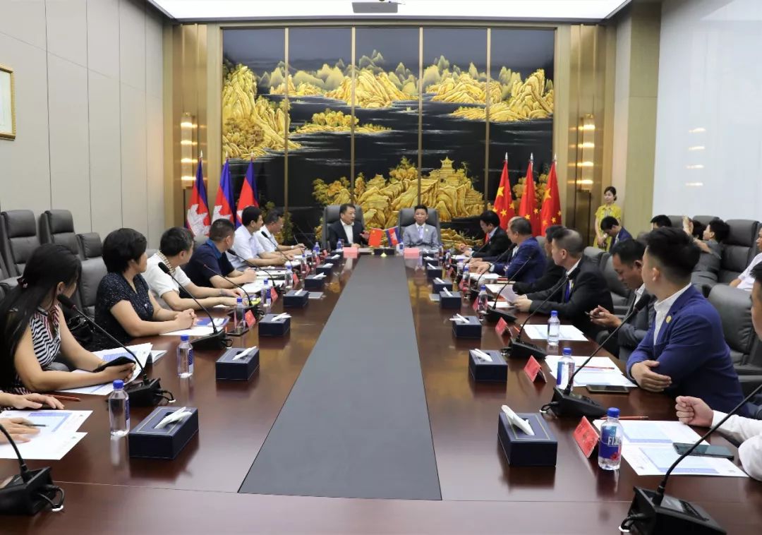 福建省商务厅经贸考察团一行到访柬埔寨福建总商会-1.jpg
