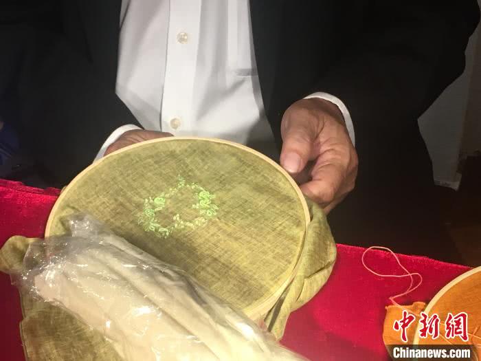 柬埔寨主流媒体团访华首日体验粤绣制作工艺-1.jpg