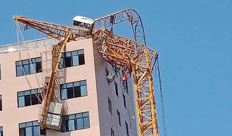 Crane-fell-on-the-11th-floor-in-Sihanoukville-.jpg