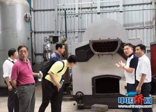 图为叶劲松一行参观在柬乡亲的企业 。　组委会提供