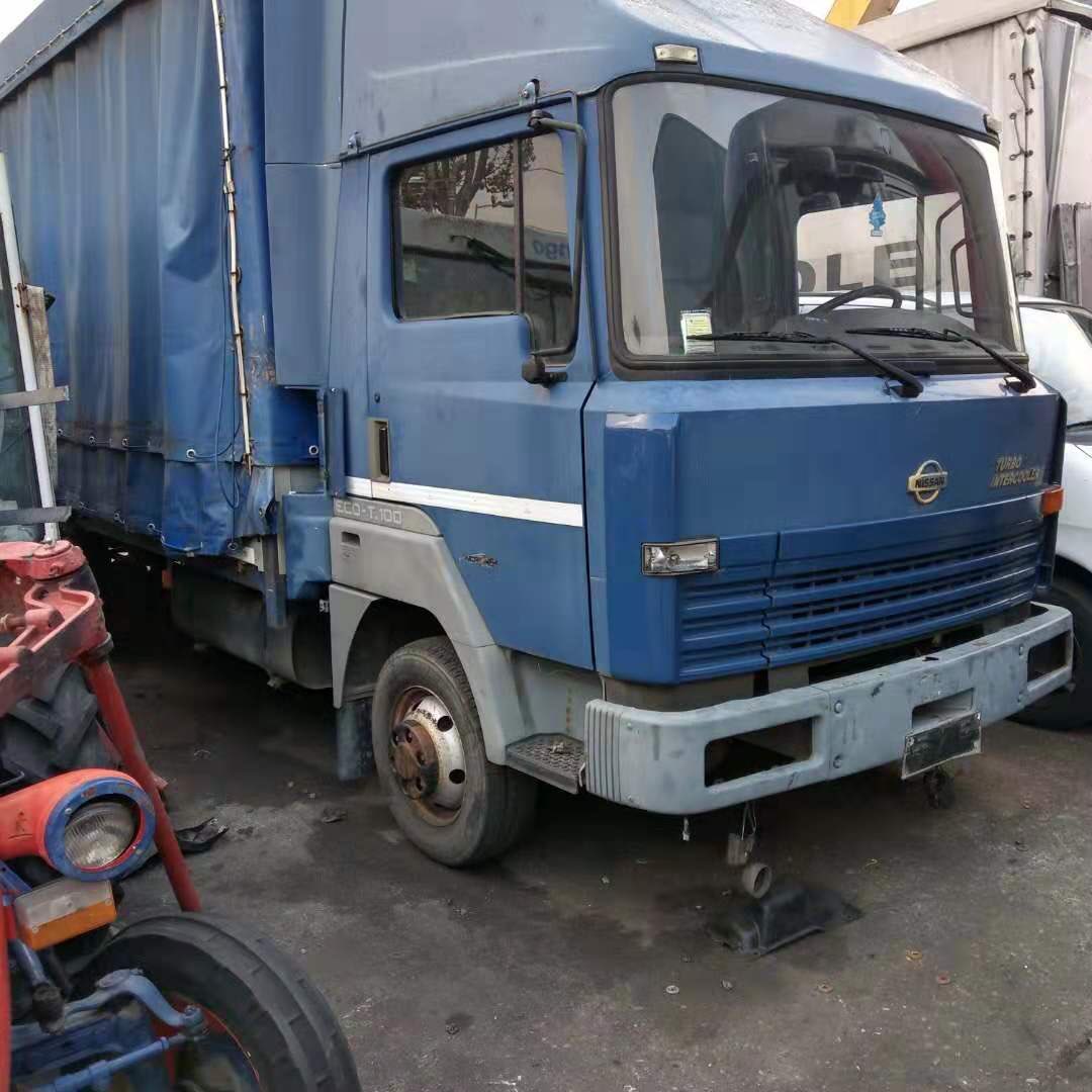 2002年日产的尼桑货车白色35吨18000橙色5吨销售20000美元