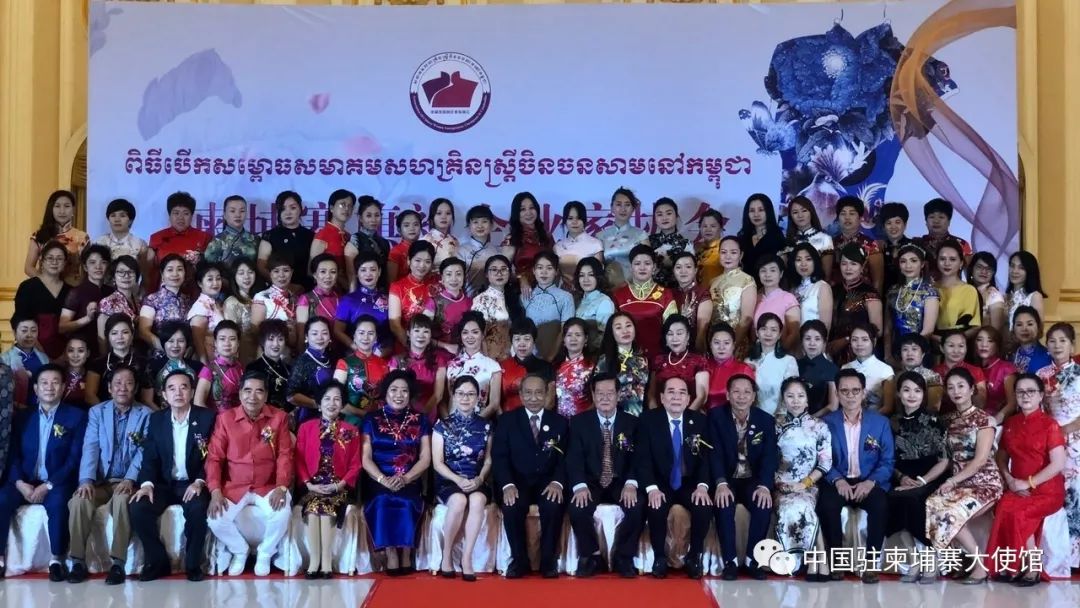 驻柬埔寨大使夫人顾小军出席柬埔寨旗袍企业家协会揭牌庆典仪式-1.jpg
