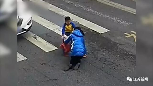母子俩斑马线上被撞倒，小男孩生气了-3.jpg