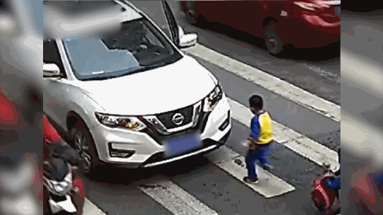 母子俩斑马线上被撞倒，小男孩生气了-4.jpg