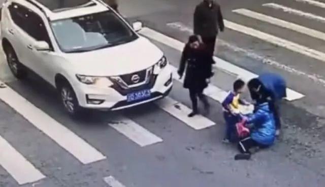 母子俩斑马线上被撞倒，小男孩生气了-5.jpg