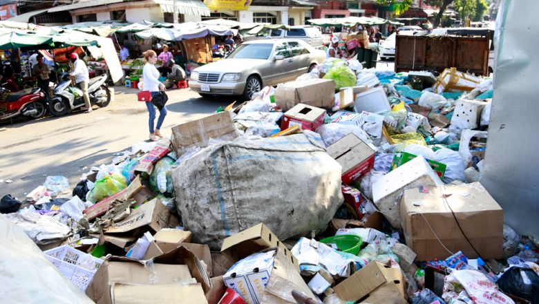 topic-14-garbage-dump-in-daun-penh-district-during-pm-hun-sen-give-some-solution.jpg
