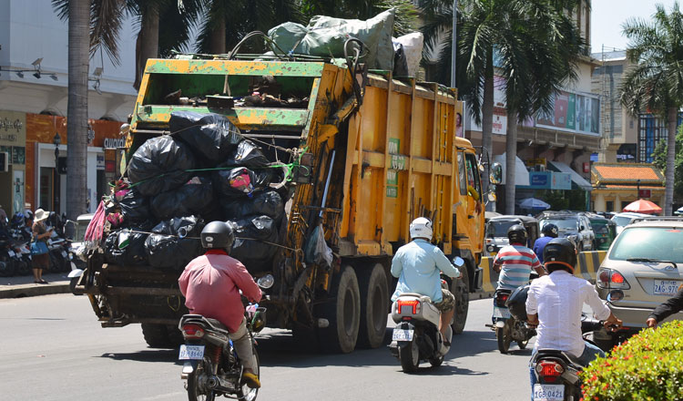 Cintri-S-truck-load-garbage-along-Street-Rachana.jpg
