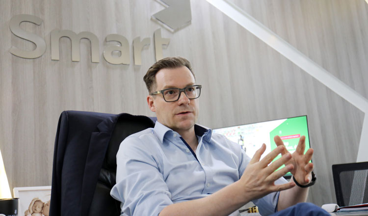 Smart-Axiata-CEO-Thomas-Hundt-1.jpg