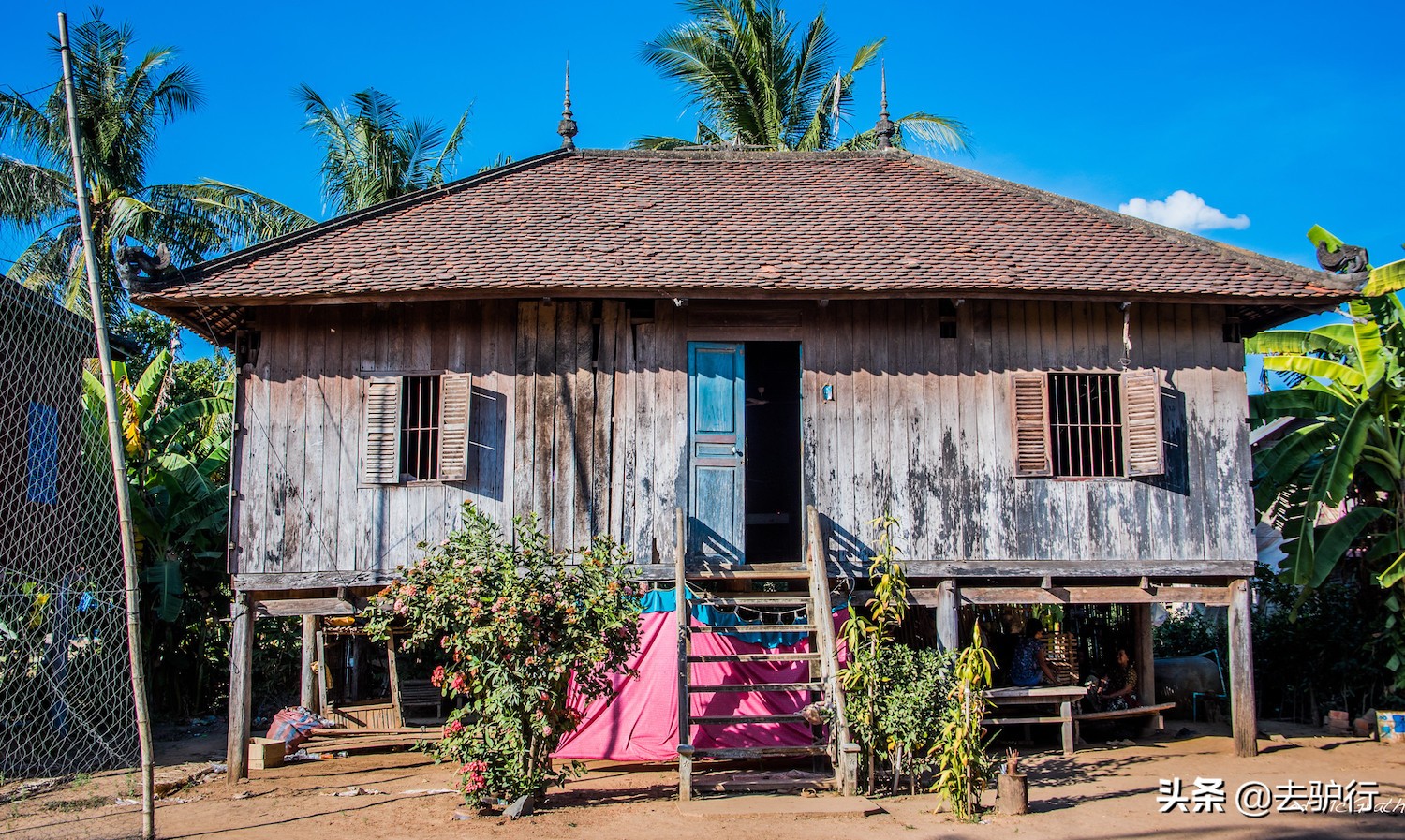 柬埔寨村民生活贫困,却节衣缩食盖寺庙