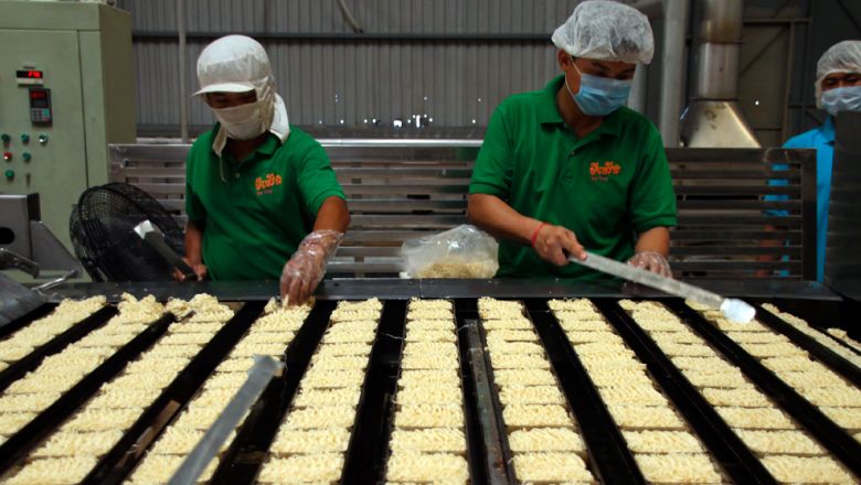 7-story-2-workers-at-a-mee-yeung-instant-noodle-factory-under-men-sarun-co-in-20.jpg
