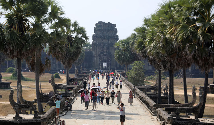 international-tourism-coming-visit-Angkor-temple-at-Siem-Reap.jpg