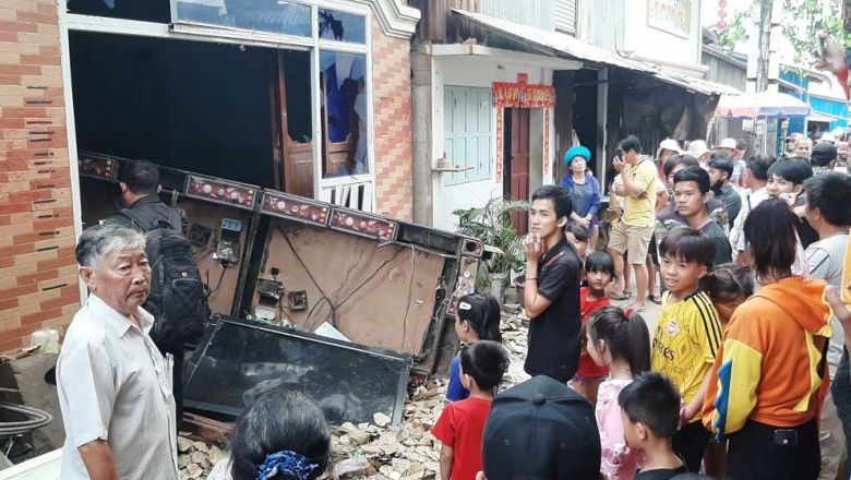 some_100_people_gathered_to_destroy_illegal_gambling_equipment_in_russey_keo_dis.jpg