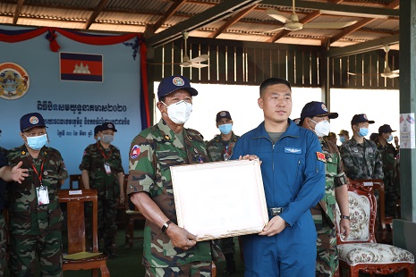 迪班上将为中方参训官兵代表颁发荣誉证书1.JPG
