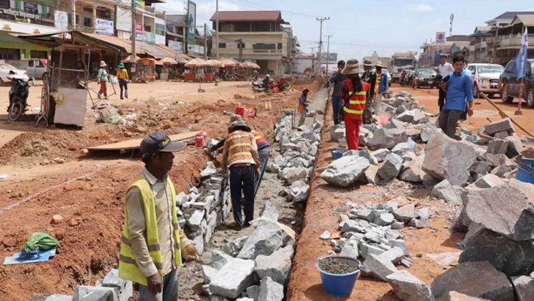 publick-works-ministry-sun-chanthol-checking-road-construcion-in-takeo-province-.jpg