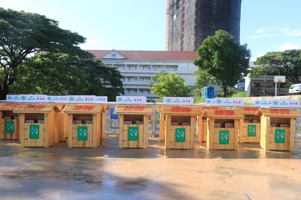 大城2-环保部教育部与可口可乐公司向西哈努克省学校提交50个垃圾桶.jpg.jpg