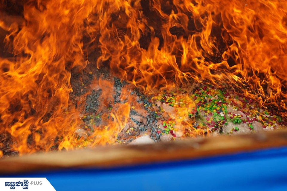 Burn-down-drugs-kampucheathmey-08.jpg
