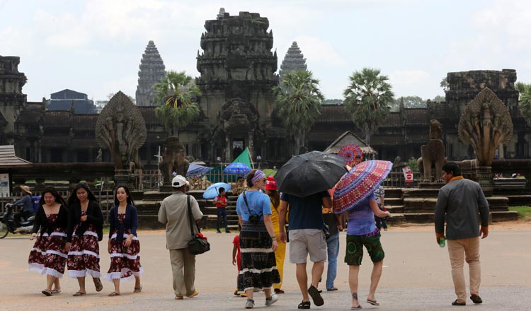 Tourist-visit-Angkor.jpg