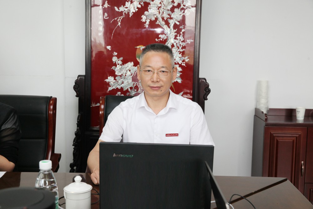 2会议主持 徐汉文.jpg