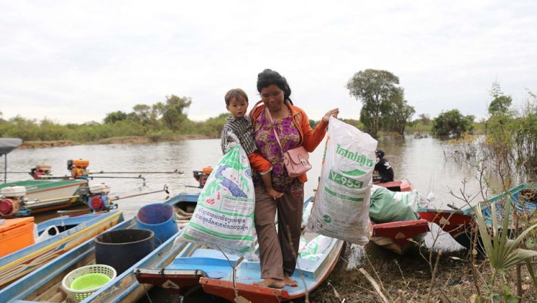topic-5-people-talk-bag-of-trash-to-store_at-puok-district-siem-reap_dec-20-2020.jpg