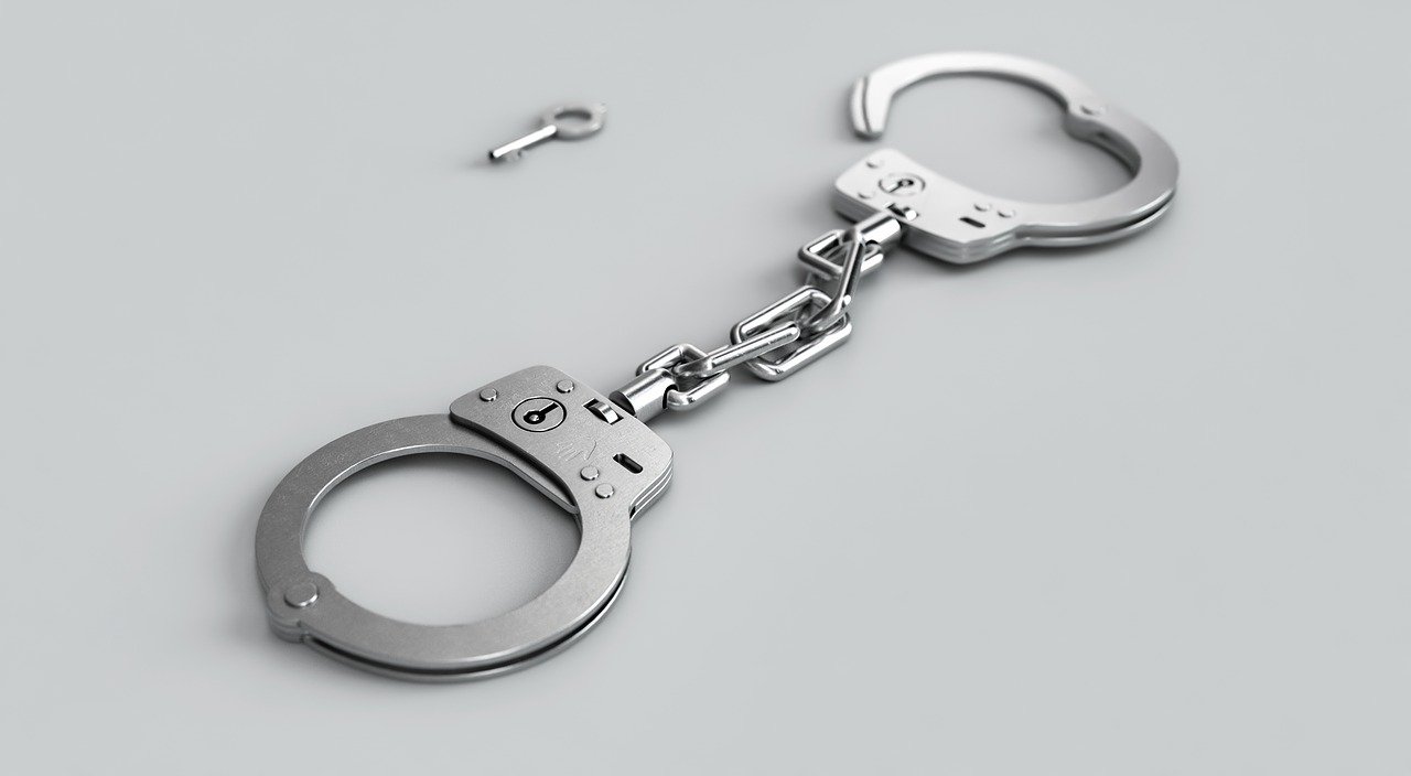 handcuffs-3655288_1280.jpg