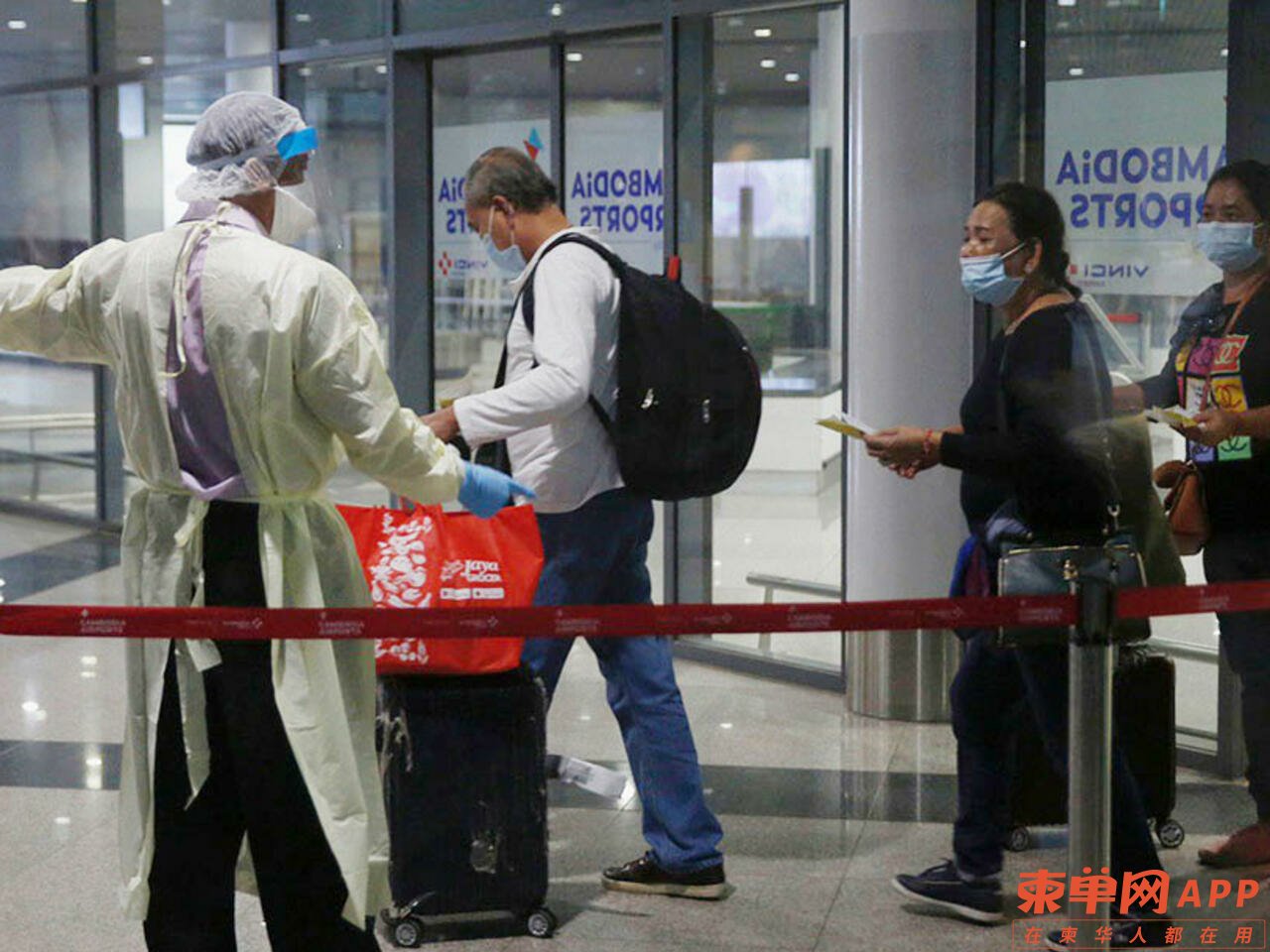 Cambodian-migrant-workers-who-had-been-employed-in-Malaysia-arrive-at-Phnom-Penh.jpg