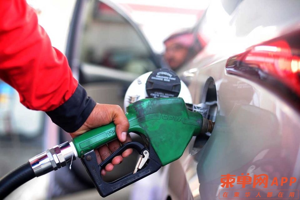 petrol-station_502691616.jpg