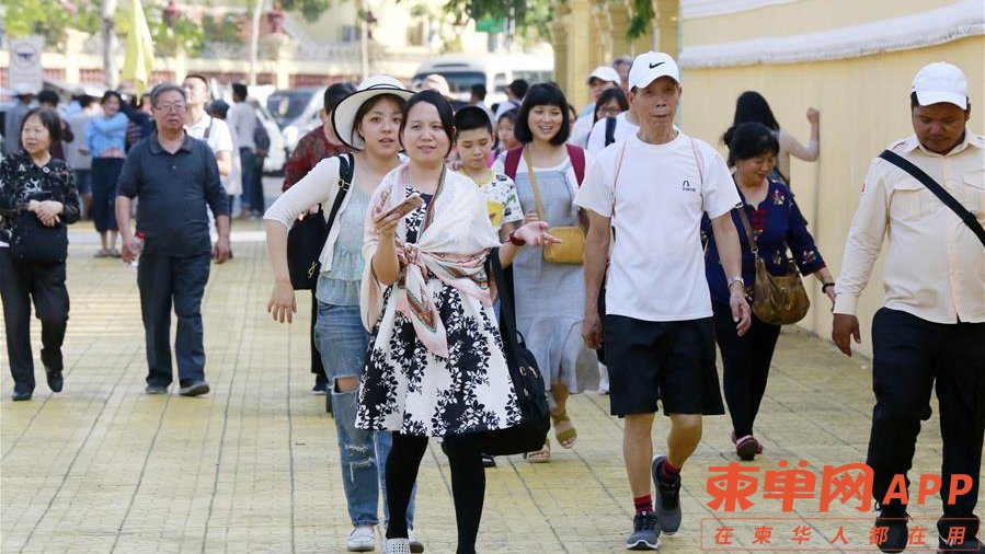 Chinese_tourist_in_Cambodia.2e16d0ba-1.jpg