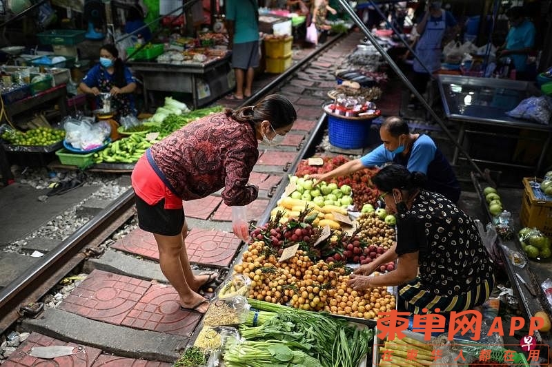 thailand-tourism-railway-market-024539.jpg