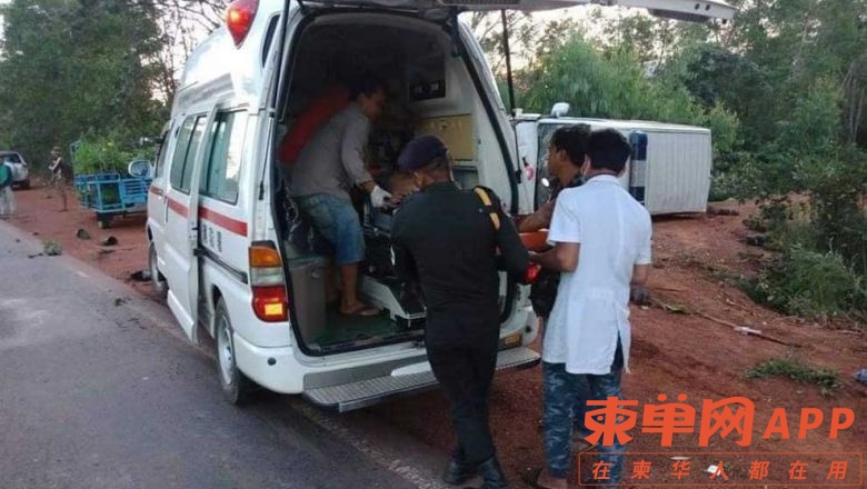 an_ambulance_picks_up_a_patient_who_was_injured_in_a_traffic_accident_in_2020._fb.jpg