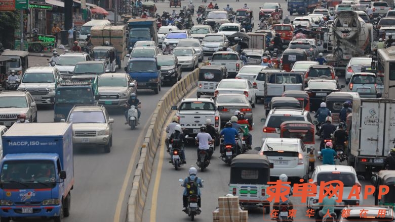 topic-16-traffic-in-pp-before-khmer-new-year-at-kbal-thnal-sky-bridge-on-apr-12-.jpg