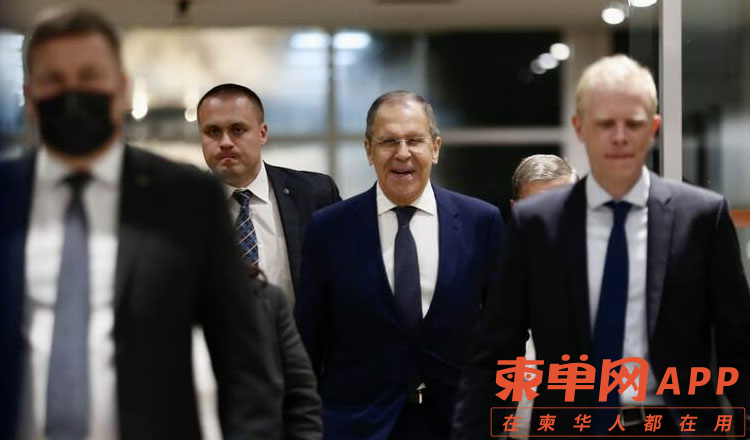 Russian-Foreign-Minister-Lavrov-arrives-in-Phnom-Penh.jpg