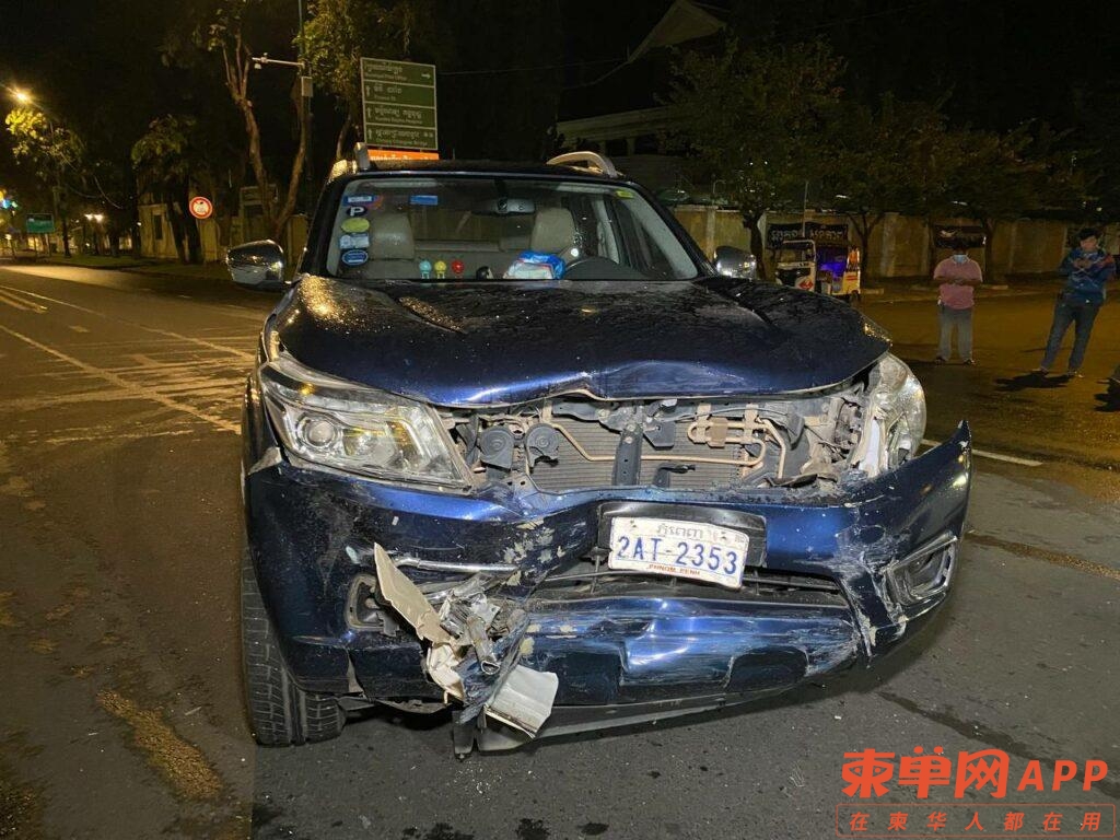 中国司机快速行驶，撞上另一辆车