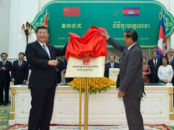 习近平主席与洪森总理.jpg