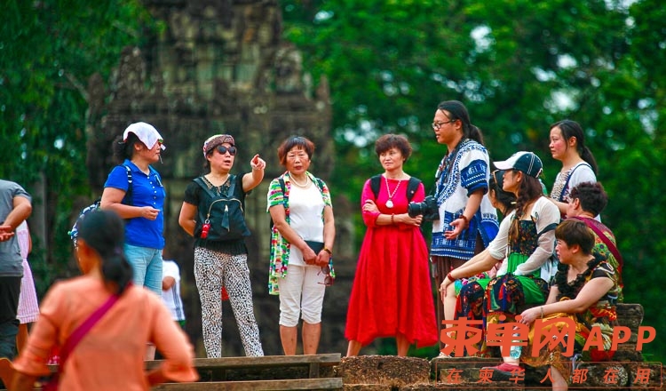 Chinese_tourists_visit_Bapoun_Temple-Valinda.jpg