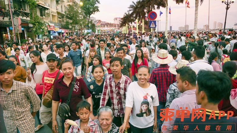 top-pic,3--Crowds-People-visiting-a-long-Sothearos-Blvd-during-water-festival-20.jpg