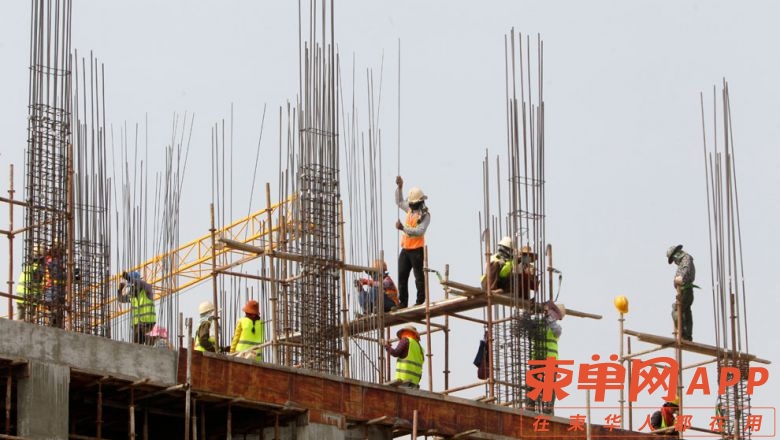 topic-7-worker-construction-on-street-60m-in-meanchey-district-on-10-03-2022-hen.jpg