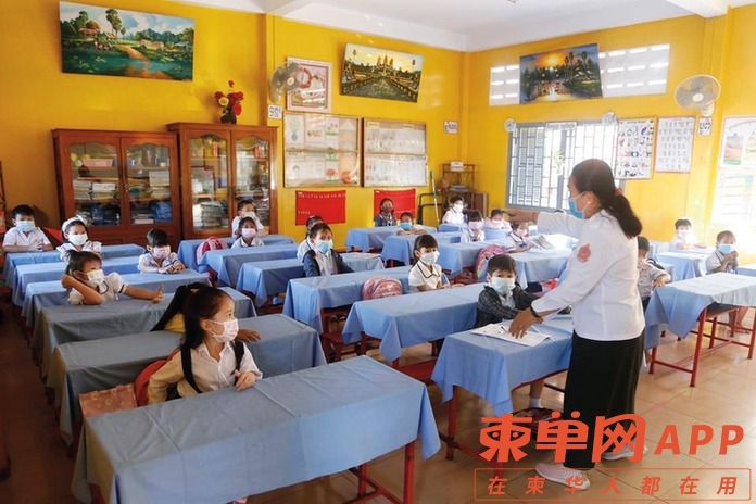 2021年1月11日，在柬埔寨金边一所小学，师生们佩戴口罩上课.jpg