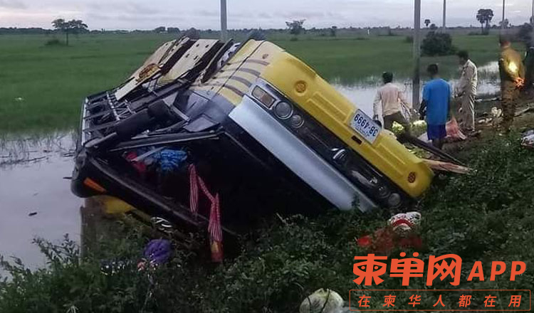At-least-27-injured-as-bus-overturns-after-driver-fell-asleep-1.jpg