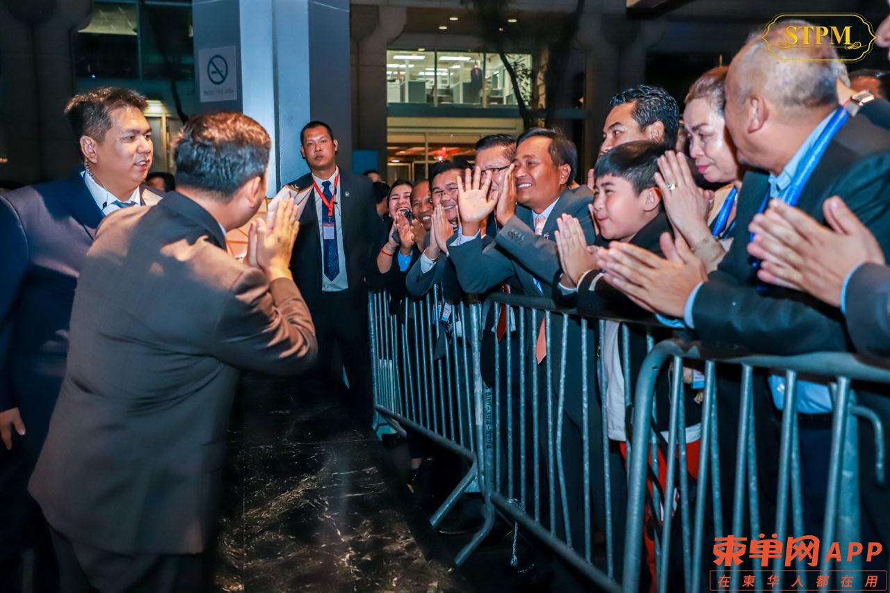 【组图】洪玛耐首相抵美，柬裔侨胞热烈欢迎